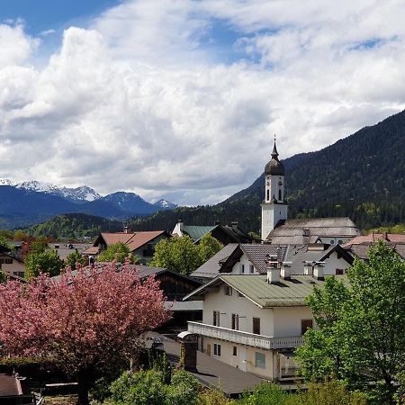 Bunter Hirsch Ferienwohnung Im Garmischer Zentrum Exterior photo