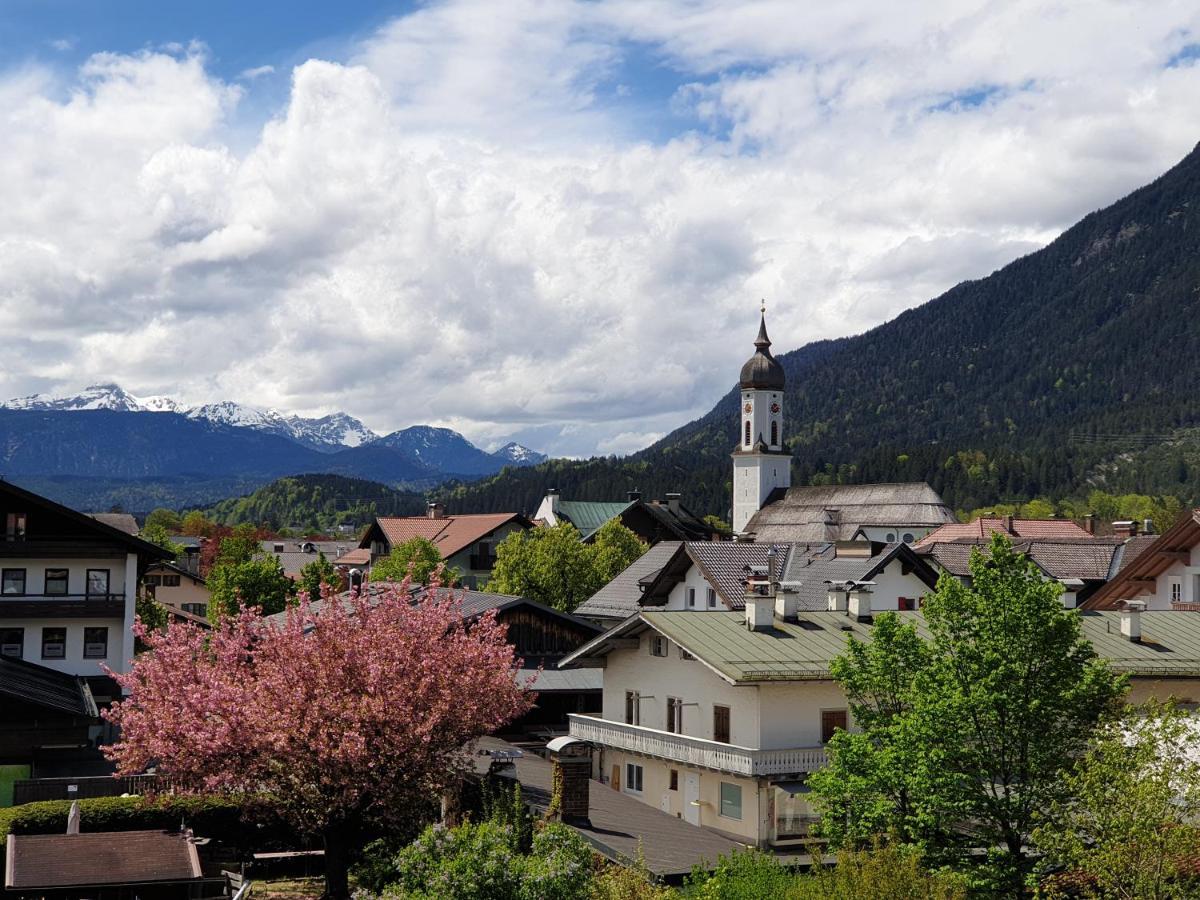 Bunter Hirsch Ferienwohnung Im Garmischer Zentrum Exterior photo